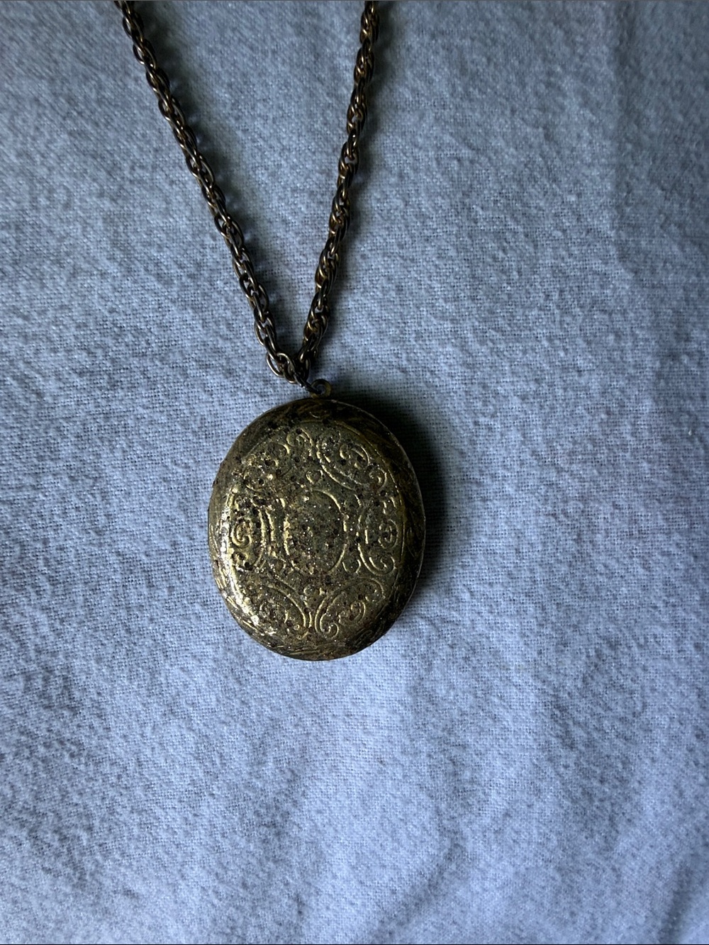 Vintage-Inspired Gold Locket Necklace - Elegant Floral Engraving